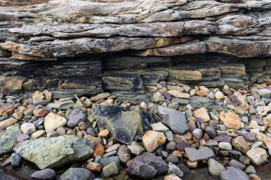 Doğal deniz kıyısı taşları ve kayalık kaya, Arktik Okyanus kıyısı Varanger yarımadası, Finnmark, Norveç