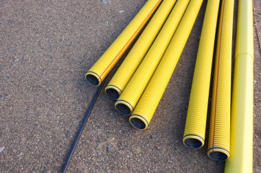 Kumdaki sarı plastik borular..