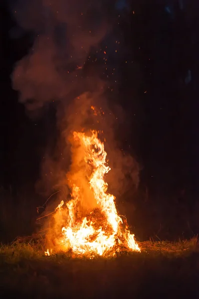 Brennendes Lagerfeuer Abend — Stockfoto