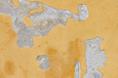 Çatlak boya ve yüzeyi olan eski beton bir duvar.