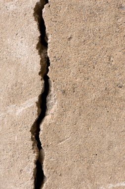 Eski ve çatlak taş duvar