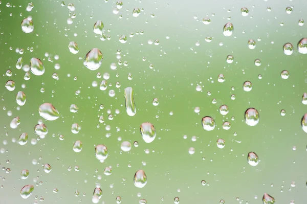 창문에 초록색 배경을 빗방울 — 스톡 사진