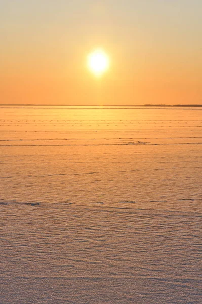 冬の凍結湖 風景は夕日によってオレンジ色に染まります — ストック写真