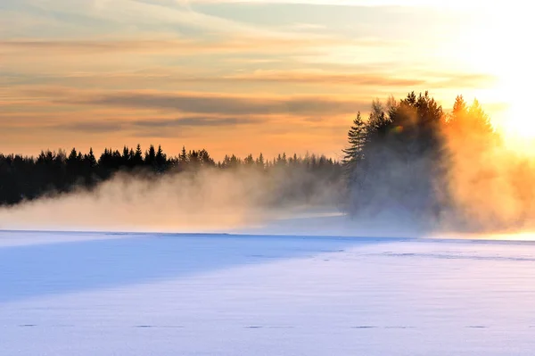 寒い冬に凍る川の上に霧 夕日の景色 — ストック写真