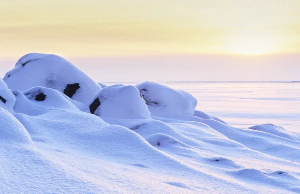Nyfallen Snö Som Täcker Strandklippor — Stockfoto