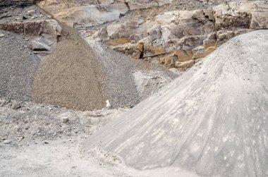 Kum yığını ve çakıl ocağında katmanlı kaya yüzeyi.