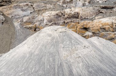 Kum yığını ve çakıl ocağında katmanlı kaya yüzeyi.