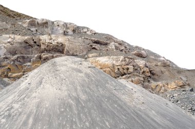 Kum yığını ve çakıl ocağında katmanlı kaya yüzeyi.