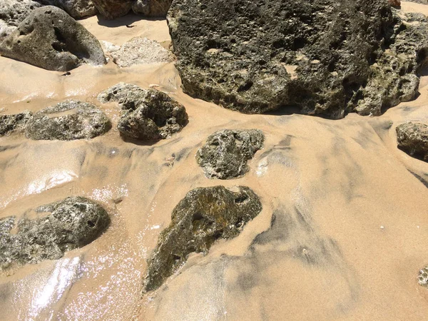 Μεγάλες Γκρι Πορώδεις Πέτρες Στην Άμμο Κύμα Πλένει Τις Πέτρες — Φωτογραφία Αρχείου