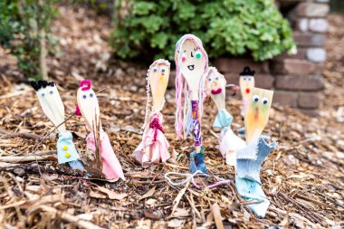 Tecrit sırasında çocuklar için el yapımı bir kaşık köyü.