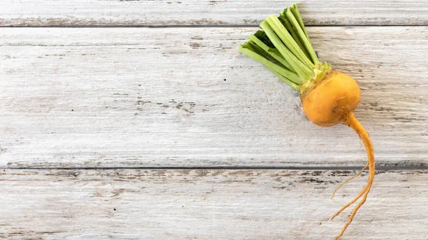 Rebanada Nabo Amarillo Con Hojas Sobre Fondo Madera Blanca Vitaminas — Foto de Stock