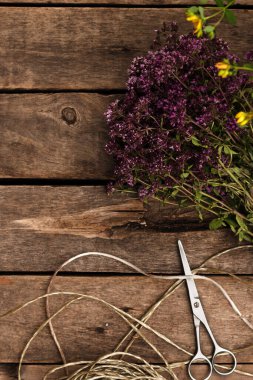 Şifalı bitkilerin kurutulması için hazırlık - kekik otu ve Hypericum. Alternatif tıp sağlığınız için iyidir. Doğal doğa ve köy tarzı. Sarı ve mor çiçekli bitkiler