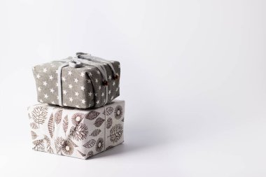 Noel ziyanı, doğal bileşimli kumaşlarda çevre dostu hediyeler, çevre dostu Noel tatili konsepti, minimalizm. Yeni yıl konsepti