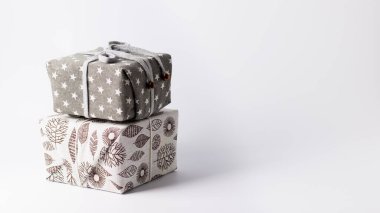 Noel ziyanı, doğal bileşimli kumaşlarda çevre dostu hediyeler, çevre dostu Noel tatili konsepti, minimalizm. Yeni yıl konsepti