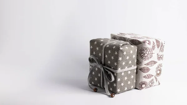 Noel ziyanı, doğal bileşimli kumaşlarda çevre dostu hediyeler, çevre dostu Noel tatili konsepti, minimalizm. Yeni yıl konsepti