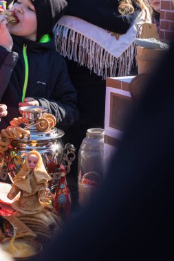 RUSSIA, BASHKORTOSTAN, EKİM - 3 Mart 2020: Bahar Tatili Maslenitsa 'yı görmek, merkez Lenin Meydanı' ndaki şenlikler