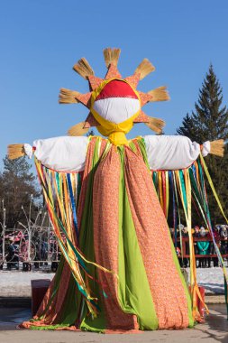 RUSSIA, BASHKORTOSTAN REPUBLIC, ECTOBER - 3 Mart 2020: Bahar Tatili Maslenitsa 'yı görmek, merkezi Lenin Meydanı' nda bir korkuluğu yakmak. Yıllık bir etkinlik çok sayıda sakinin ilgisini çekiyor.