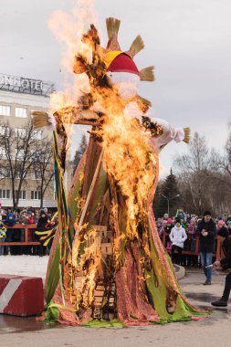 RUSSIA, BASHKORTOSTAN REPUBLIC, ECTOBER - 3 Mart 2020: Bahar Tatili Maslenitsa 'yı görmek, merkezi Lenin Meydanı' nda bir korkuluğu yakmak. Yıllık bir etkinlik çok sayıda sakinin ilgisini çekiyor.