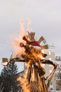 RUSSIA, BASHKORTOSTAN REPUBLIC, ECTOBER - 3 Mart 2020: Bahar Tatili Maslenitsa 'yı görmek, merkezi Lenin Meydanı' nda bir korkuluğu yakmak. Yıllık bir etkinlik çok sayıda sakinin ilgisini çekiyor.