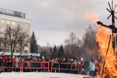 RUSSIA, BASHKORTOSTAN REPUBLIC, ECTOBER - 3 Mart 2020: Bahar Tatili Maslenitsa 'yı görmek, merkezi Lenin Meydanı' nda bir korkuluğu yakmak. Yıllık bir etkinlik çok sayıda sakinin ilgisini çekiyor.