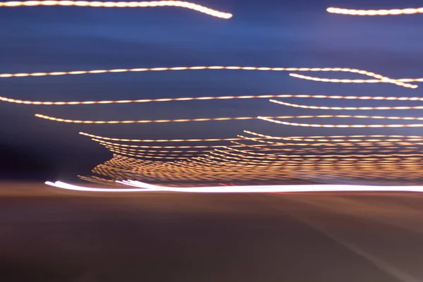 都市景観での移動中のトラフィックの車のライトトレイル 露出で撮影された写真 — ストック写真