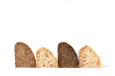 Beyaz arka planda farklı ekmek parçaları.