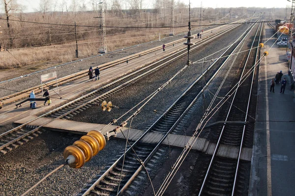 AKSAKOVO, Republic of BASHKORTOSTAN, RUSSIA, APRIL 16, 2021: Οι άνθρωποι συναντούν το τρένο των ρωσικών σιδηροδρόμων στο σταθμό — Φωτογραφία Αρχείου