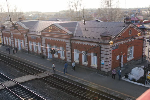 AKSAKOVO, REPUBBLICA DI BASHKORTOSTAN, RUSSIA, 16 APRILE 2021: La gente incontra il treno delle ferrovie russe alla stazione — Foto Stock