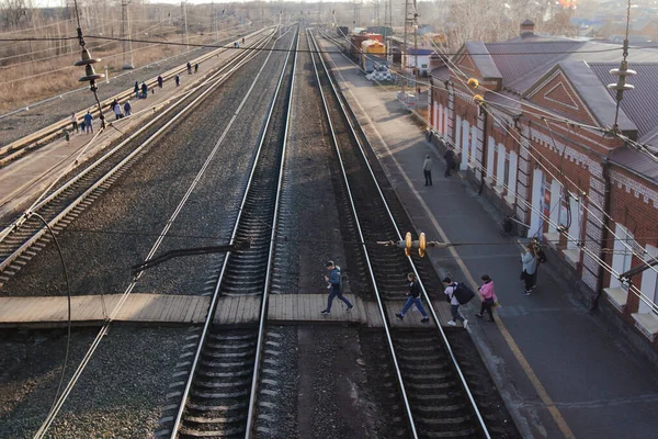 AKSAKOVO, REPÚBLICA DE BASHKORTOSTAN, RUSIA, 16 DE ABRIL DE 2021: La gente se encuentra con el tren de los Ferrocarriles Rusos en la estación — Foto de Stock