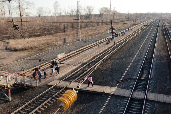 AKSAKOVO, REPÚBLICA DE BASHKORTOSTAN, RUSIA, 16 DE ABRIL DE 2021: La gente se encuentra con el tren de los Ferrocarriles Rusos en la estación — Foto de Stock