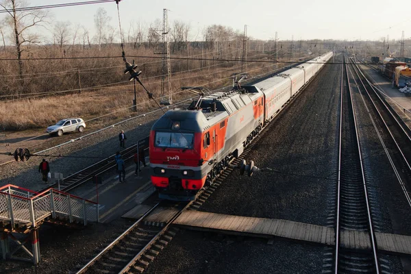 AKSAKOVO, REPUBBLICA DI BASHKORTOSTAN, RUSSIA, 16 APRILE 2021: La gente incontra il treno delle ferrovie russe alla stazione — Foto Stock
