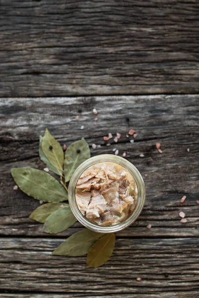 Eintopf im Glas auf einem Holztisch. — Stockfoto