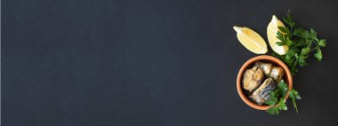 Kil tabakta uskumru balığı parçaları. Siyah arka plan ve sebzeler. Sağlıklı gıda konsepti