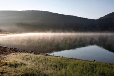 Bir dağ gölünde güzel bir sabah.