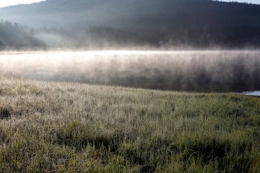 Bir dağ gölünde güzel bir sabah.
