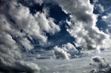 Güzel dramatik bulutlar. Fırtınanın gelişi.