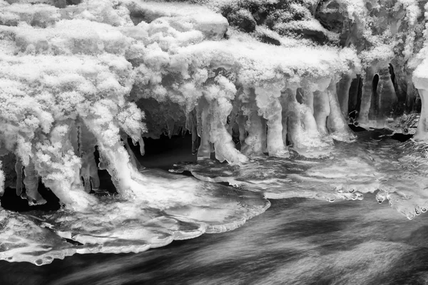 Зима, черный и белый лед — стоковое фото