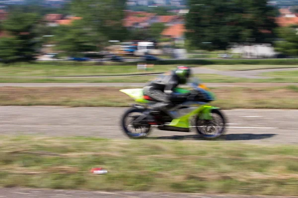 Kraljevo, Srbsko - červenec 05: Neznámý jezdec se podílí na Op — Stock fotografie