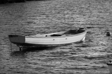 deniz manzarası siyah ve beyaz