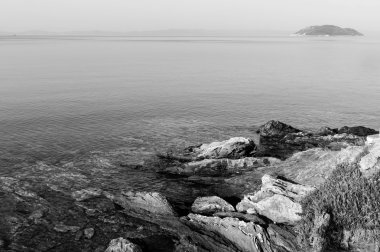 Güzel deniz manzarası siyah ve beyaz