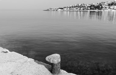 Güzel deniz manzarası siyah ve beyaz