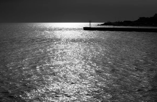 Atardecer de mar blanco y negro — Foto de Stock