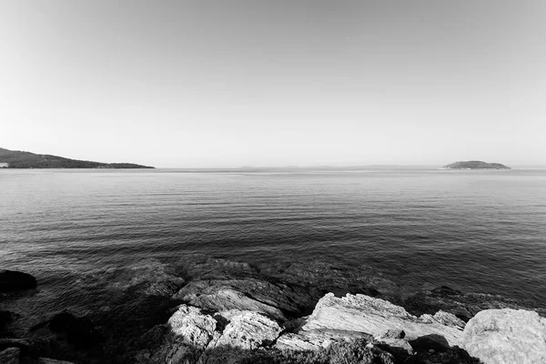 Hermoso paisaje marino blanco y negro — Foto de Stock
