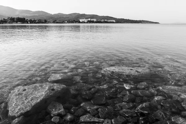 Güzel deniz manzarası siyah ve beyaz — Stok fotoğraf