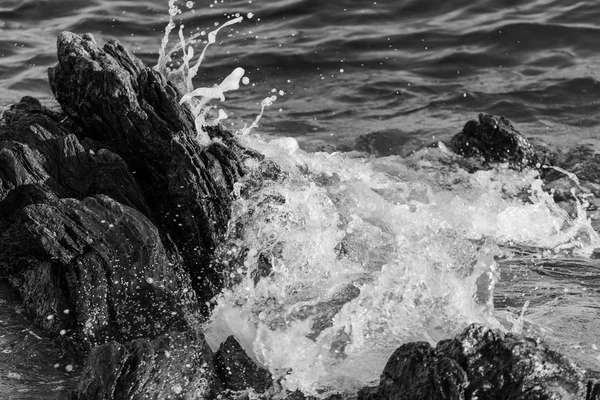 Vagues de mer noir et blanc — Photo