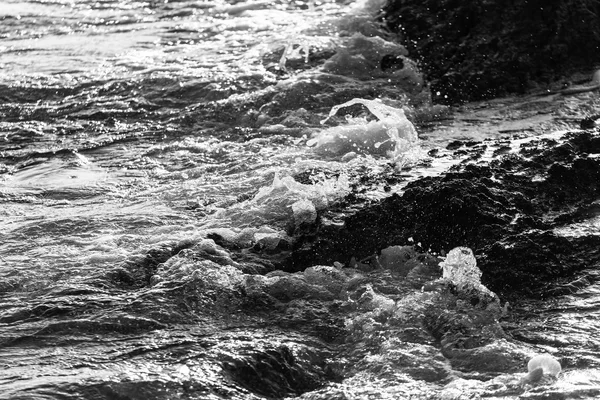 Vagues de mer noir et blanc — Photo