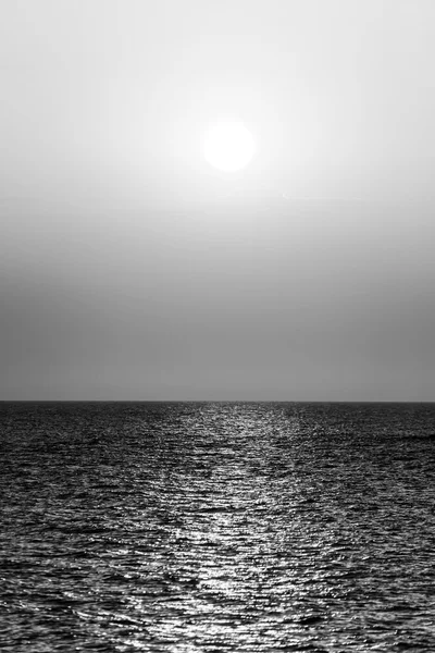 Pôr do sol no mar preto e branco — Fotografia de Stock