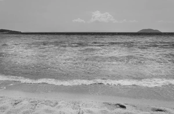 Ola del mar en la playa de arena blanco y negro — Foto de Stock