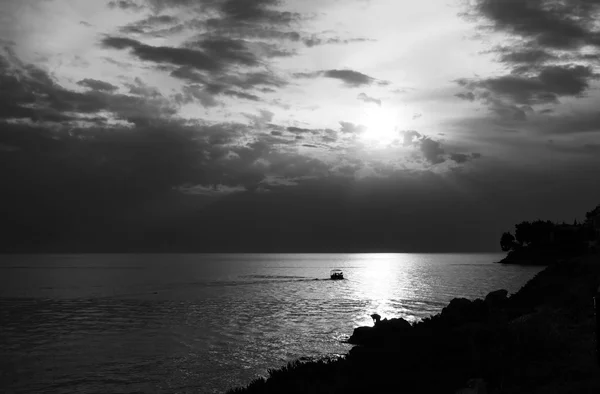 Poente do mar preto e branco — Fotografia de Stock