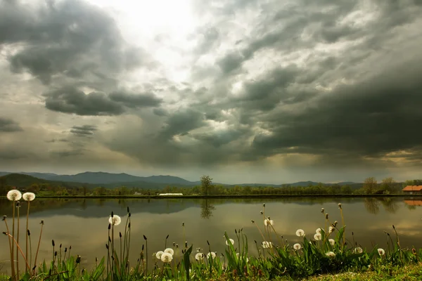 Озеро, шторм весной — стоковое фото
